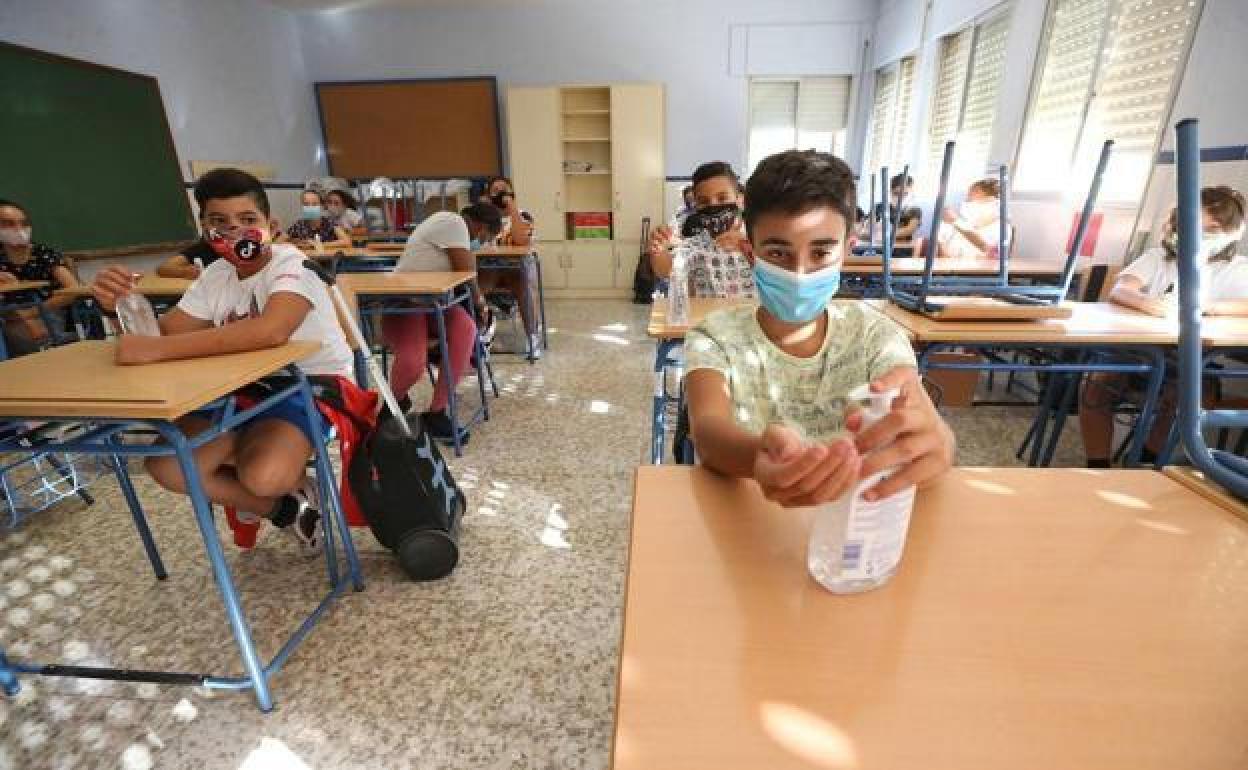 Iamgen de un aula tomando medidas frente a la covid.