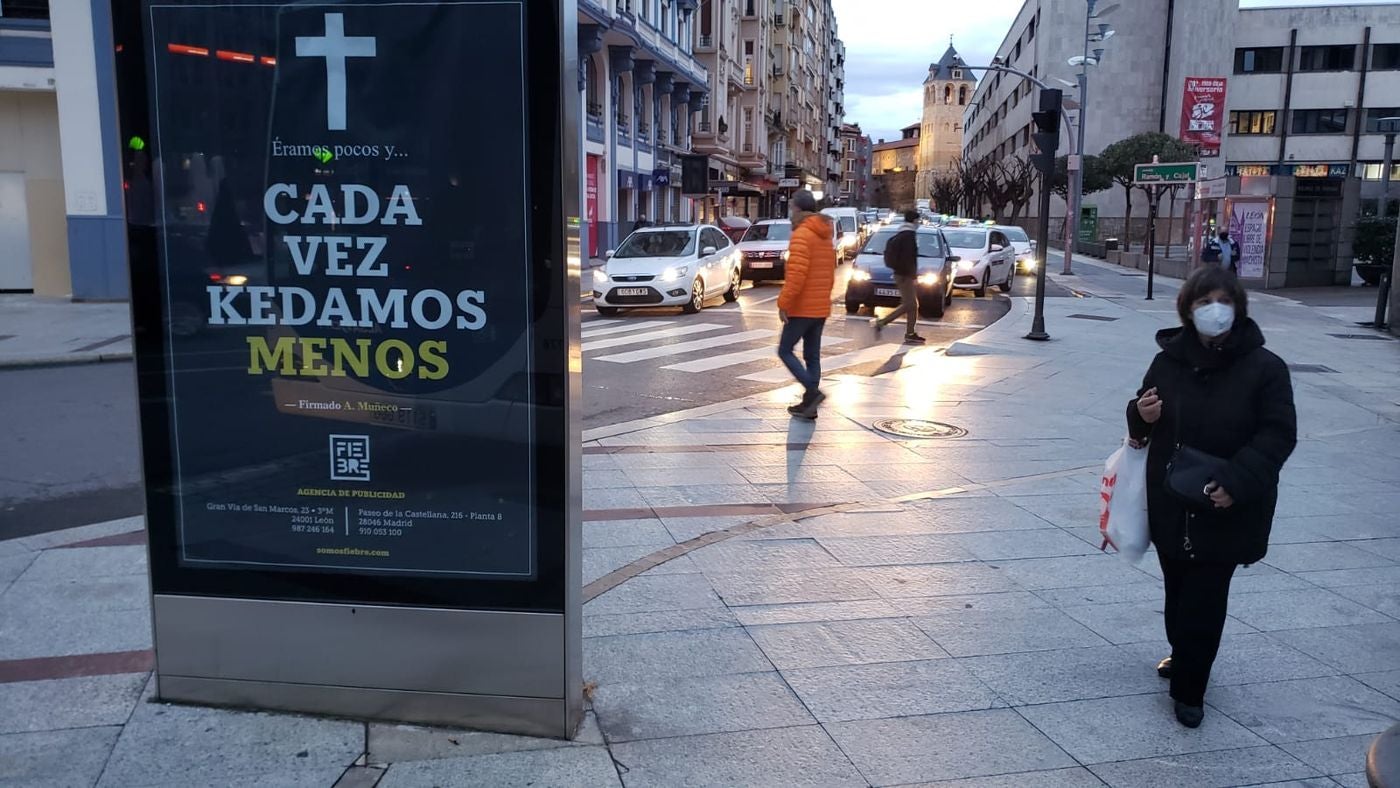 Una impactante campaña de publicidad recorre la ciudad de León para denunciar su abandono, olvido, la dejadez de los políticos y la falta de oportunidades para los jóvenes | La agencia responsable, Fiebre Creativa, asegura que quiere «remover las conciencias». 