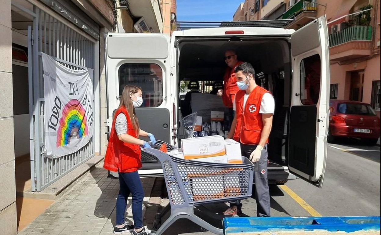 Entrega de alimentos de Cruz Roja.