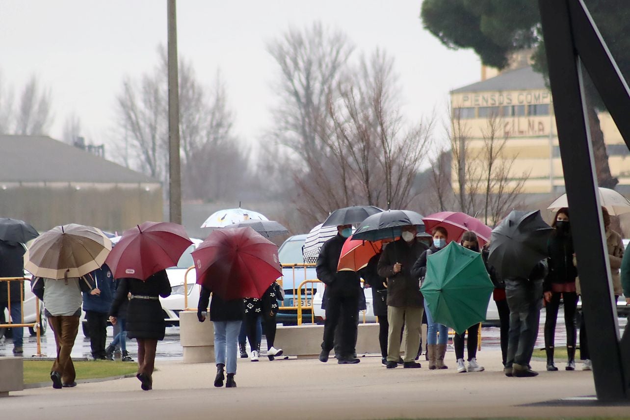 Los leoneses no se frenan por nada, ni la lluvia ni el frío ni la hora. Los ciudadanos de la capital acuden en masa a la llamada de Atención Primaria para frenar la incidencia de la covid-19.