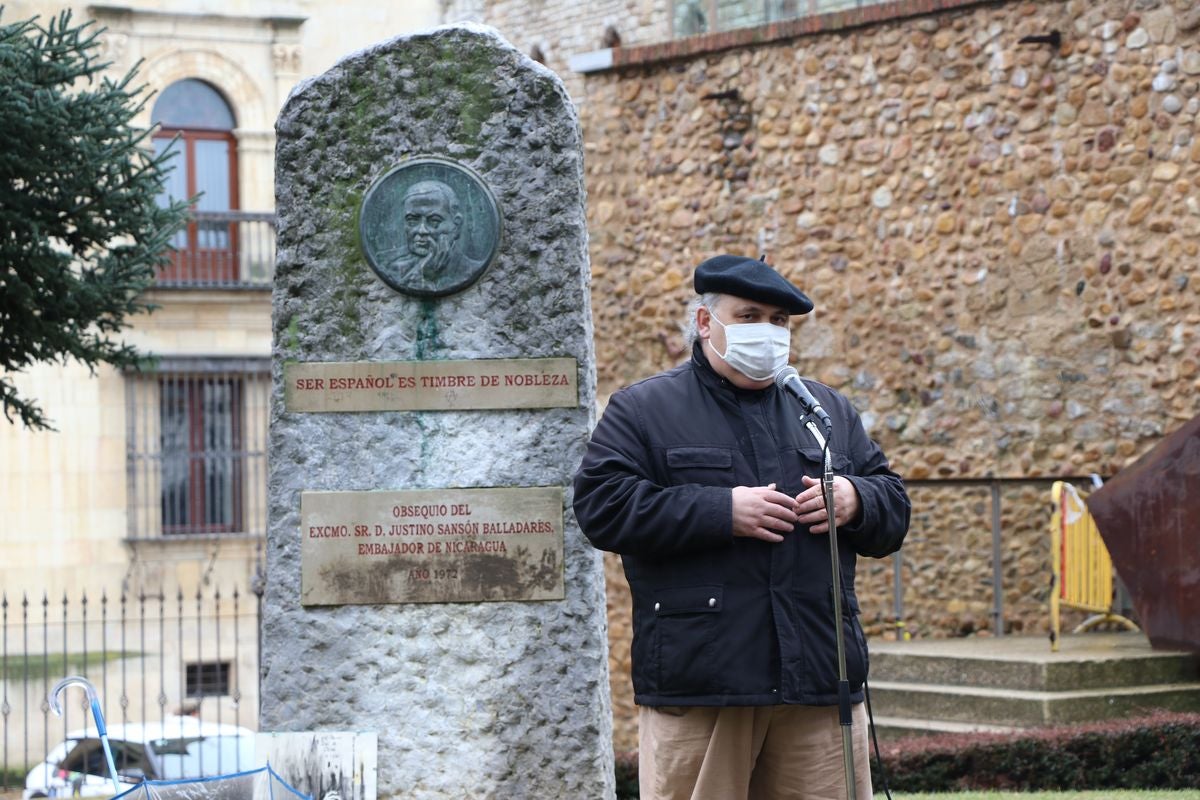 Los poetas y amantes de Rubén Dario siguen fieles a su homenaje en el Parque del Cid