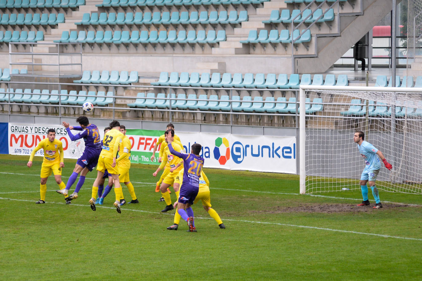 Fotos: Victoria de La Bañeza ante el Cristo Atlético (0-1)