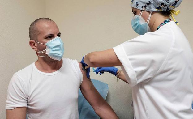 Los hospitales leoneses cuentan con 10 enfermeros para vacunar a sus trabajadores y a los de la sanidad privada