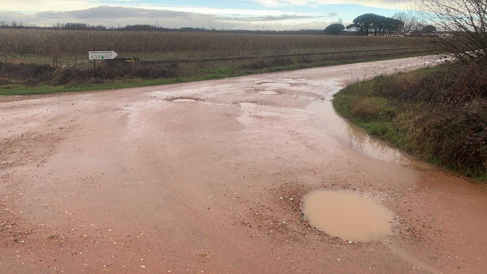 Un camino de barro, piedras y chacos se cruza entre la i+d+i de una empresa leonesa y la cruda realidad. La falta de encaje entre administraciones deja a la leonesa Agrovet, pionera en innovación agrícola y ganadera, incomunicada cada invierno. 