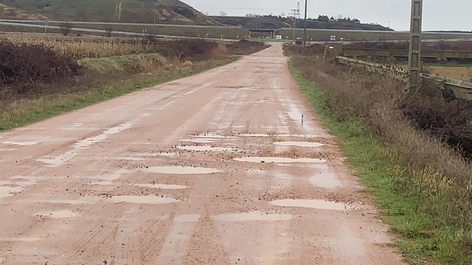 Un camino de barro, piedras y chacos se cruza entre la i+d+i de una empresa leonesa y la cruda realidad. La falta de encaje entre administraciones deja a la leonesa Agrovet, pionera en innovación agrícola y ganadera, incomunicada cada invierno. 