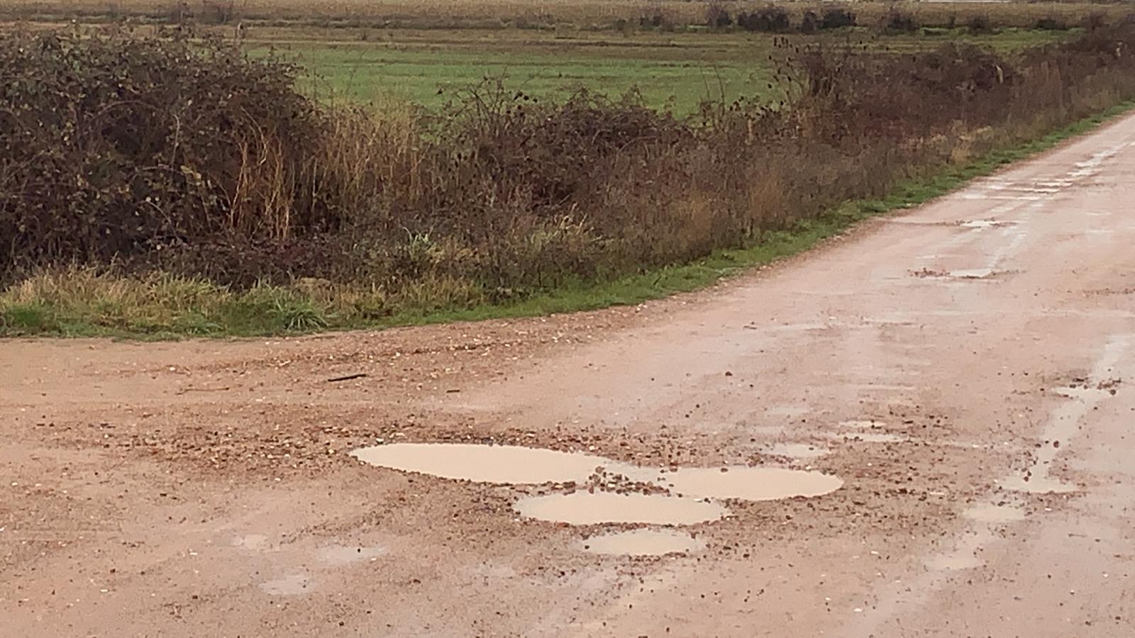 Un camino de barro, piedras y chacos se cruza entre la i+d+i de una empresa leonesa y la cruda realidad. La falta de encaje entre administraciones deja a la leonesa Agrovet, pionera en innovación agrícola y ganadera, incomunicada cada invierno. 