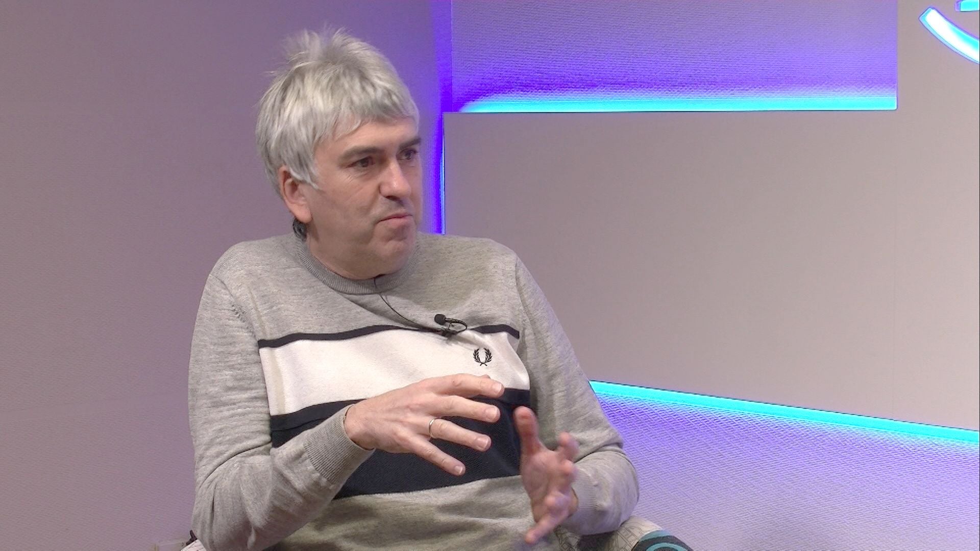 Alex Cooper durante uan entrevista con leonoticias. 