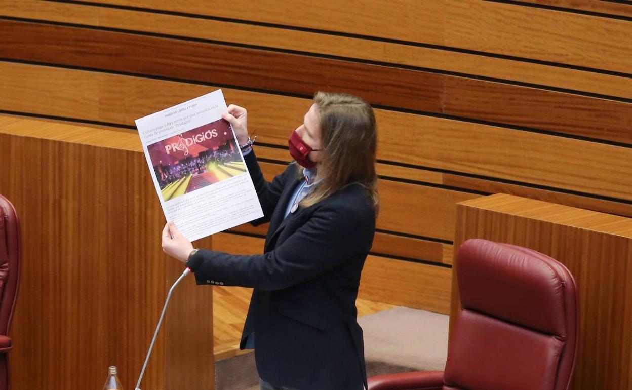 Pablo Fernández enseña un cartel de Prodigios. 