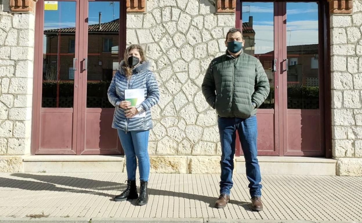 Paula Conde y Manuel Víctor Barrós tras la entrega del acta.