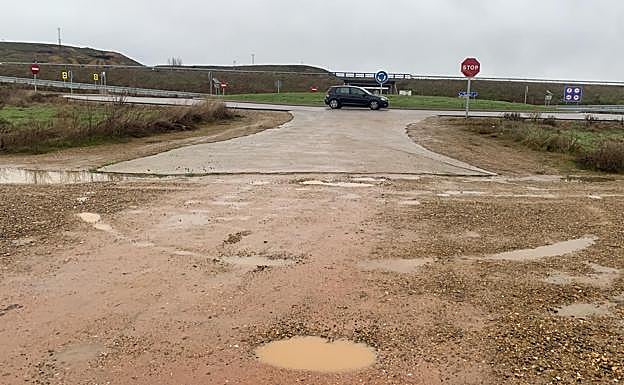 Imagen del camino que separa a Agrovet de su futuro industrial. 
