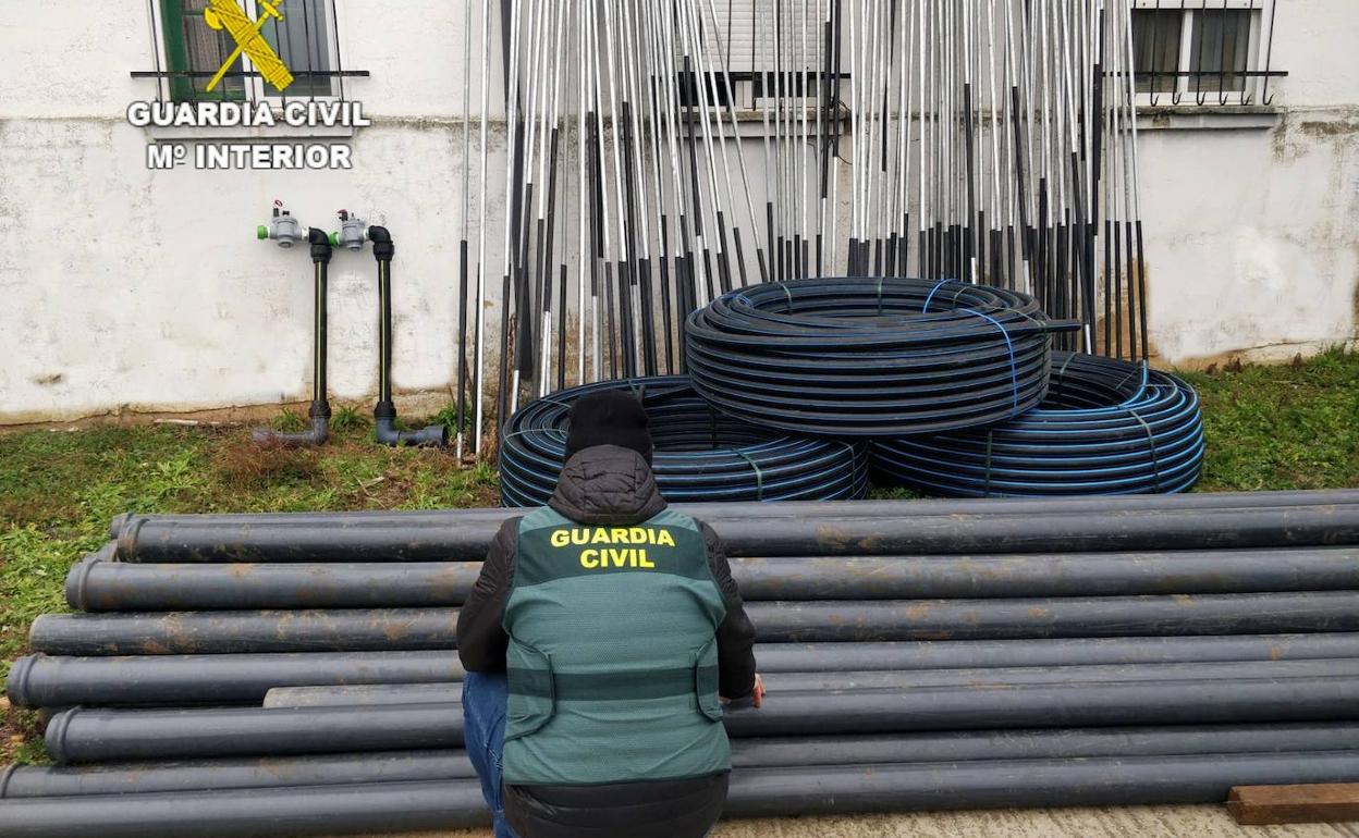 Material recuperado por la Guardia Civil en el canal del Páramo Bajo.