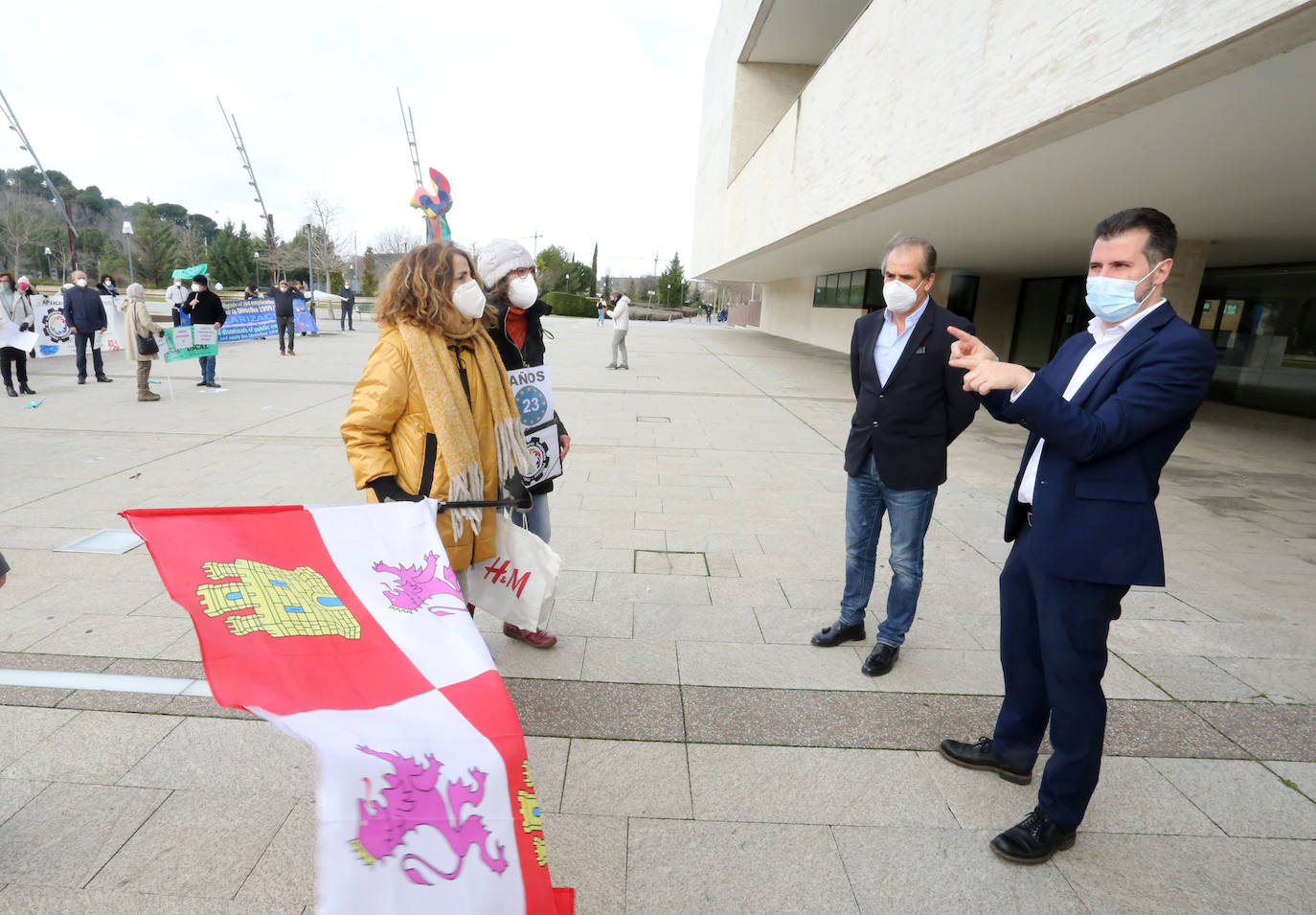 El portavoz del Grupo Socialista, Luis Tudanca, charla con varias personas que se concentran frente a las Cortes de Castilla y León contra la temporalidad en la Administración.