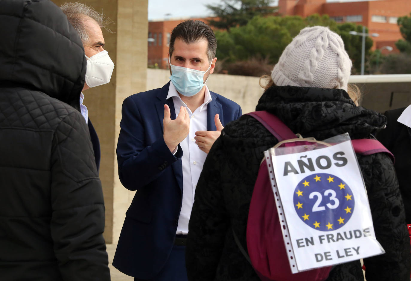 El portavoz del Grupo Socialista, Luis Tudanca, charla con varias personas que se concentran frente a las Cortes de Castilla y León contra la temporalidad en la Administración.