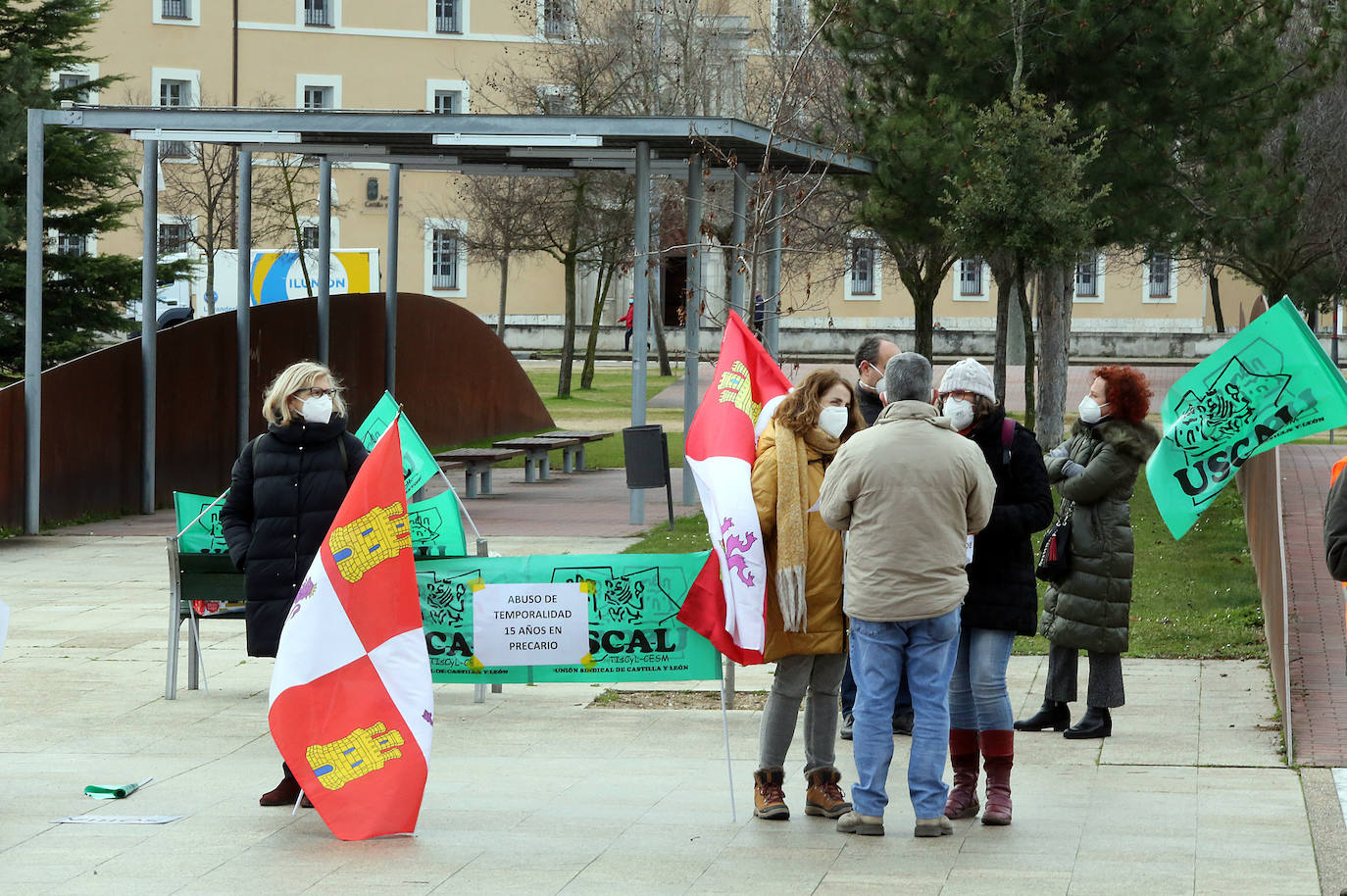 El portavoz del Grupo Socialista, Luis Tudanca, charla con varias personas que se concentran frente a las Cortes de Castilla y León contra la temporalidad en la Administración.
