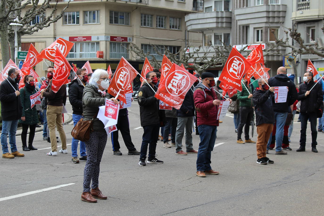 Concentración convocada por CCOO y UGT frente a la subdelegación del Gobierno de León para pedir la subida del salario mínimo interprofesional (SMI) y la derogación de las reformas laboral y de pensiones. 