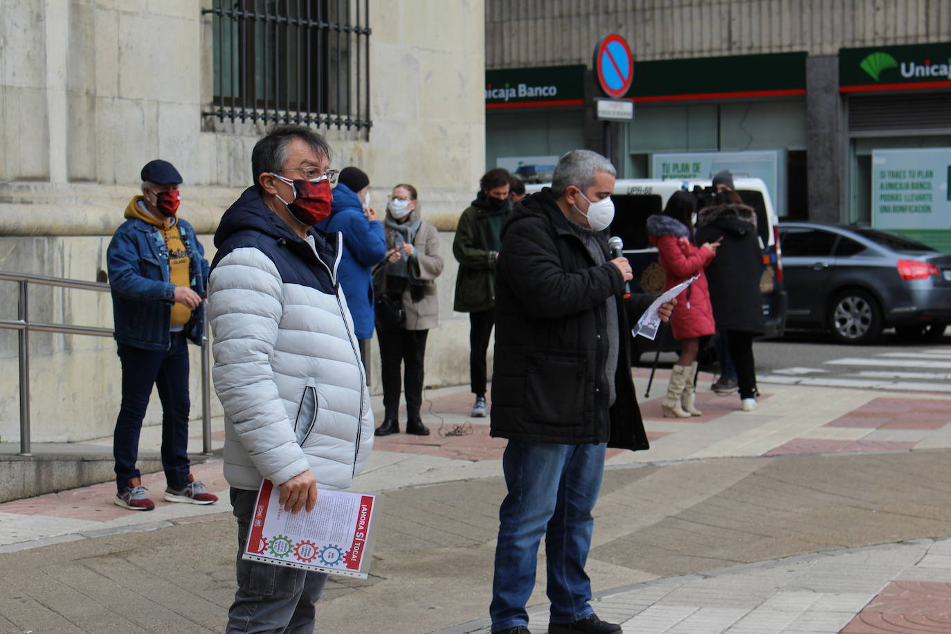 Concentración convocada por CCOO y UGT frente a la subdelegación del Gobierno de León para pedir la subida del salario mínimo interprofesional (SMI) y la derogación de las reformas laboral y de pensiones. 