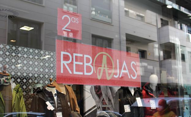 Un escaparate de León capital con el cartel de 'segundas rebajas'-