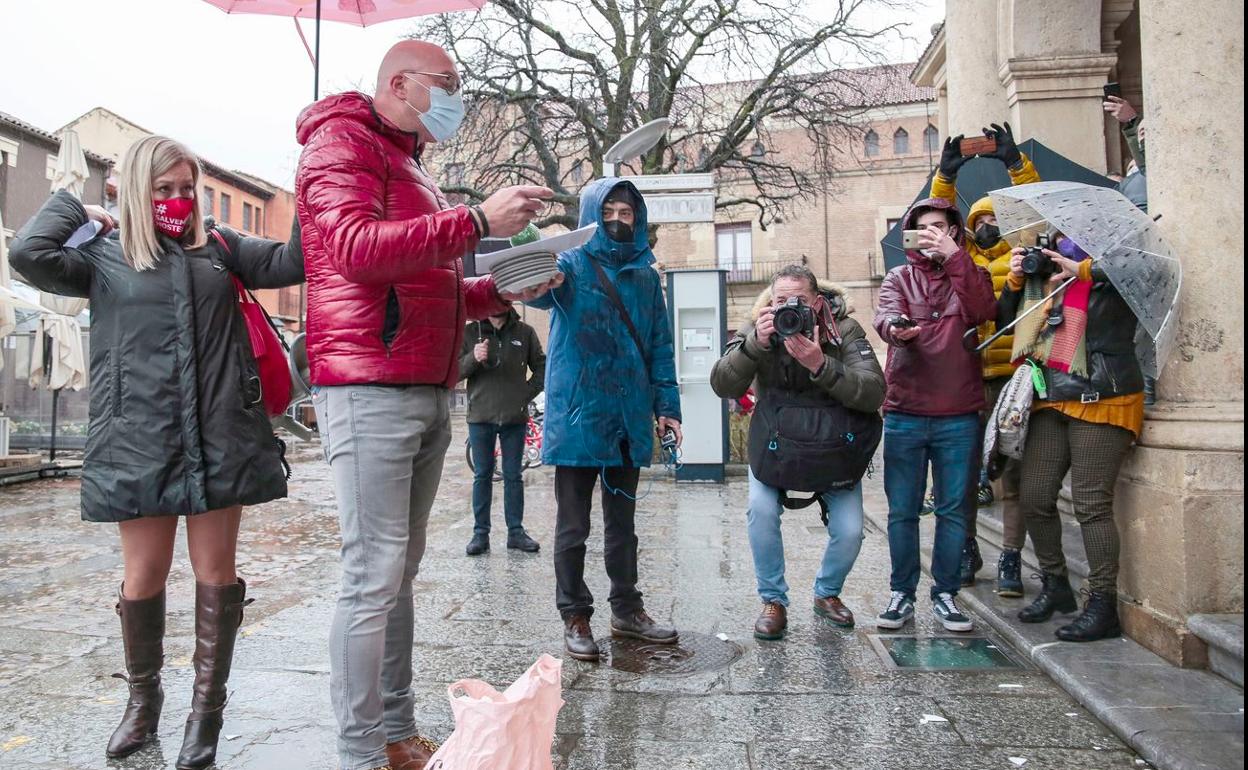 Protesta de los hosteleros ante el Ayuntamiento de León.