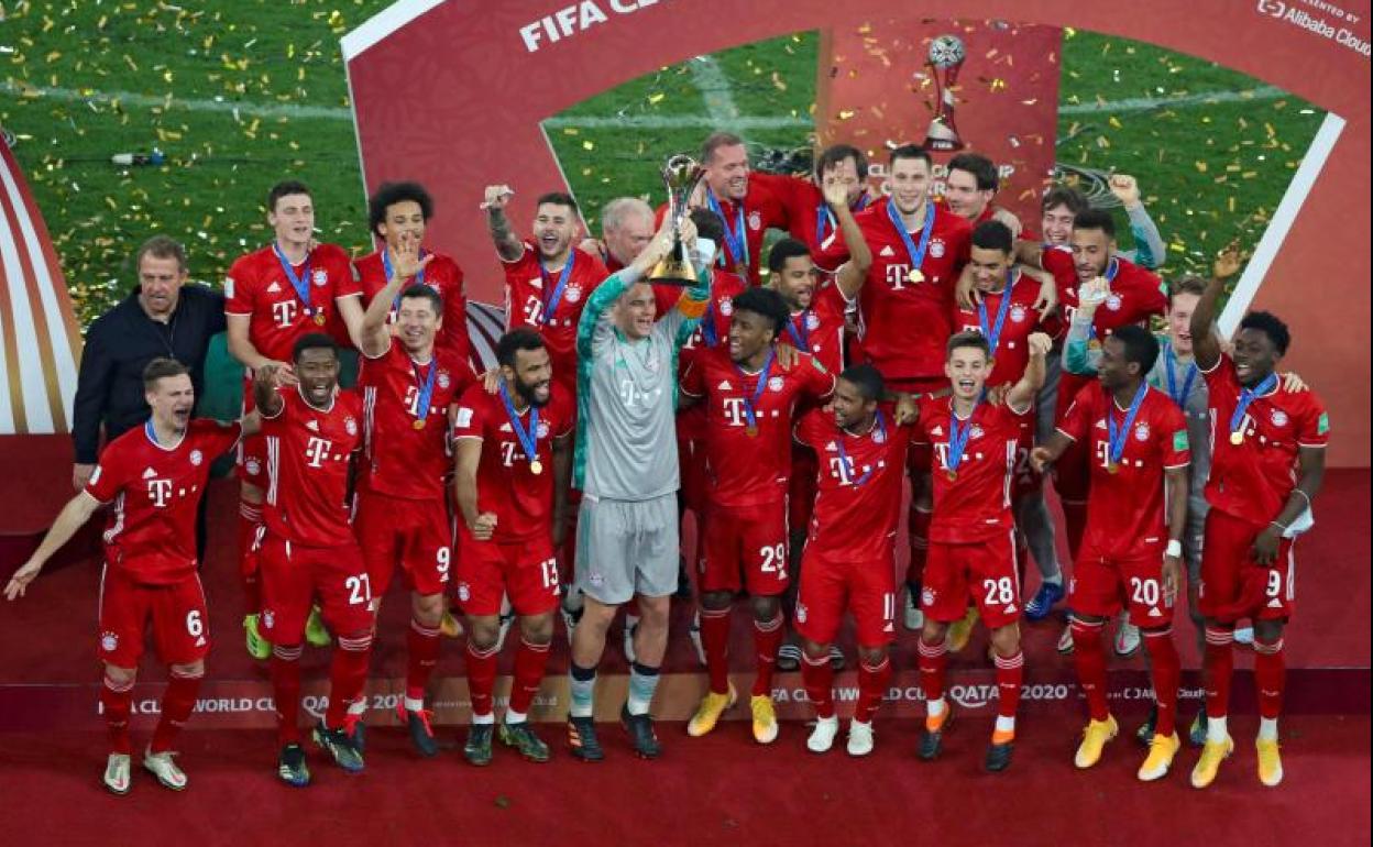 Manuel Neuer levanta el trofeo del Mundial de Clubes.