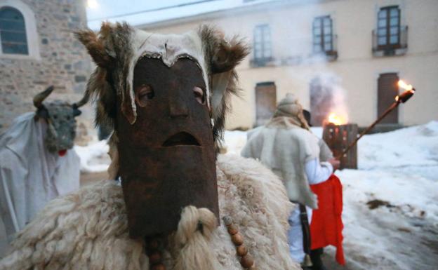 Galería. Zafarrones salen por las calles de la localidad leonesa de Riello.