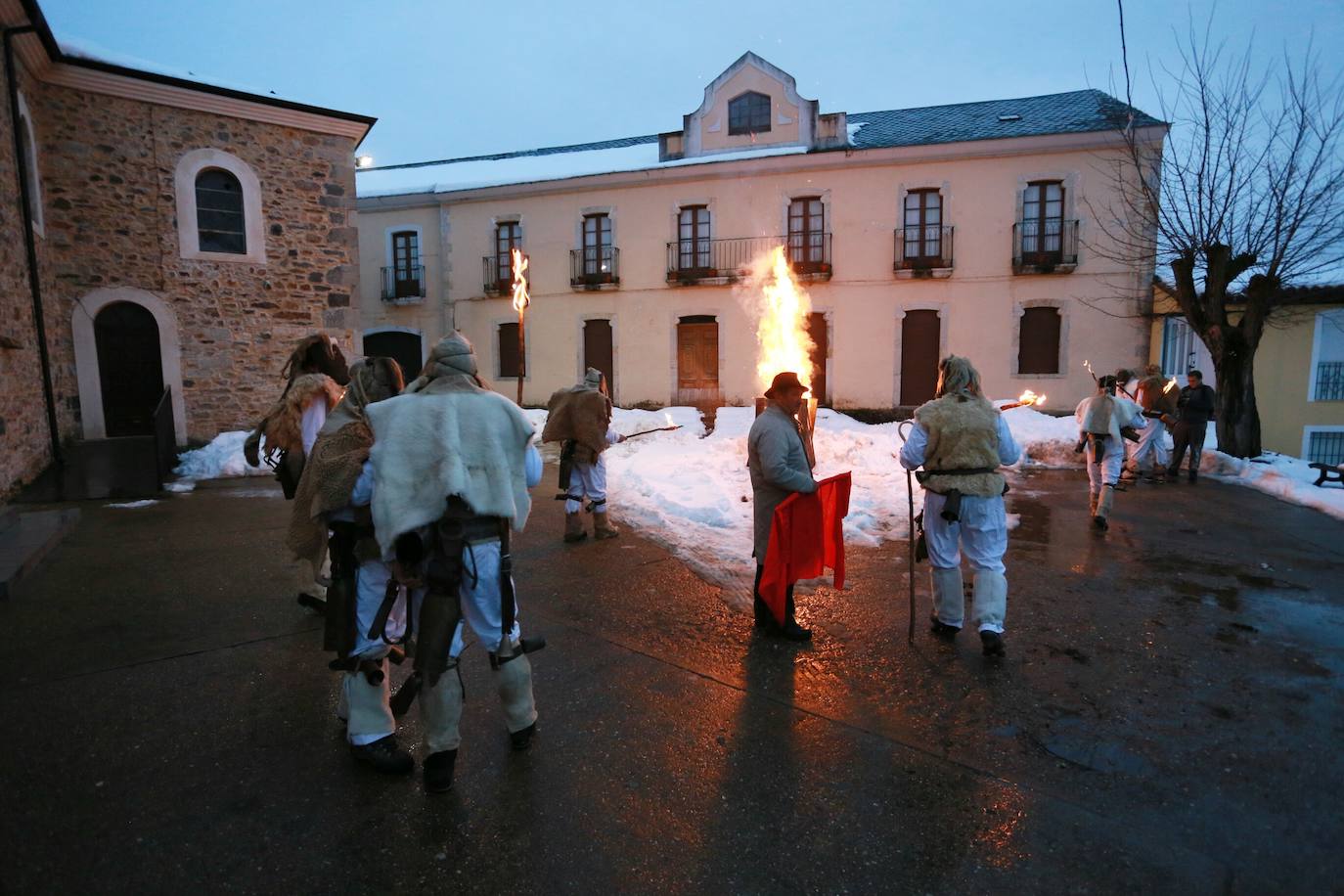 Zafarrones salen por las calles de la localidad leonesa de Riello.