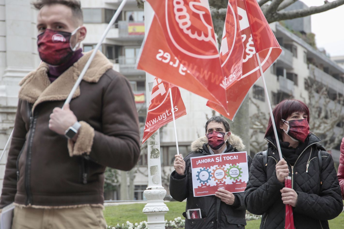 Concentración convocada por CCOO y UGT frente a la subdelegación del Gobierno de León para pedir la subida del salario mínimo interprofesional (SMI) y la derogación de las reformas laboral y de pensiones. 