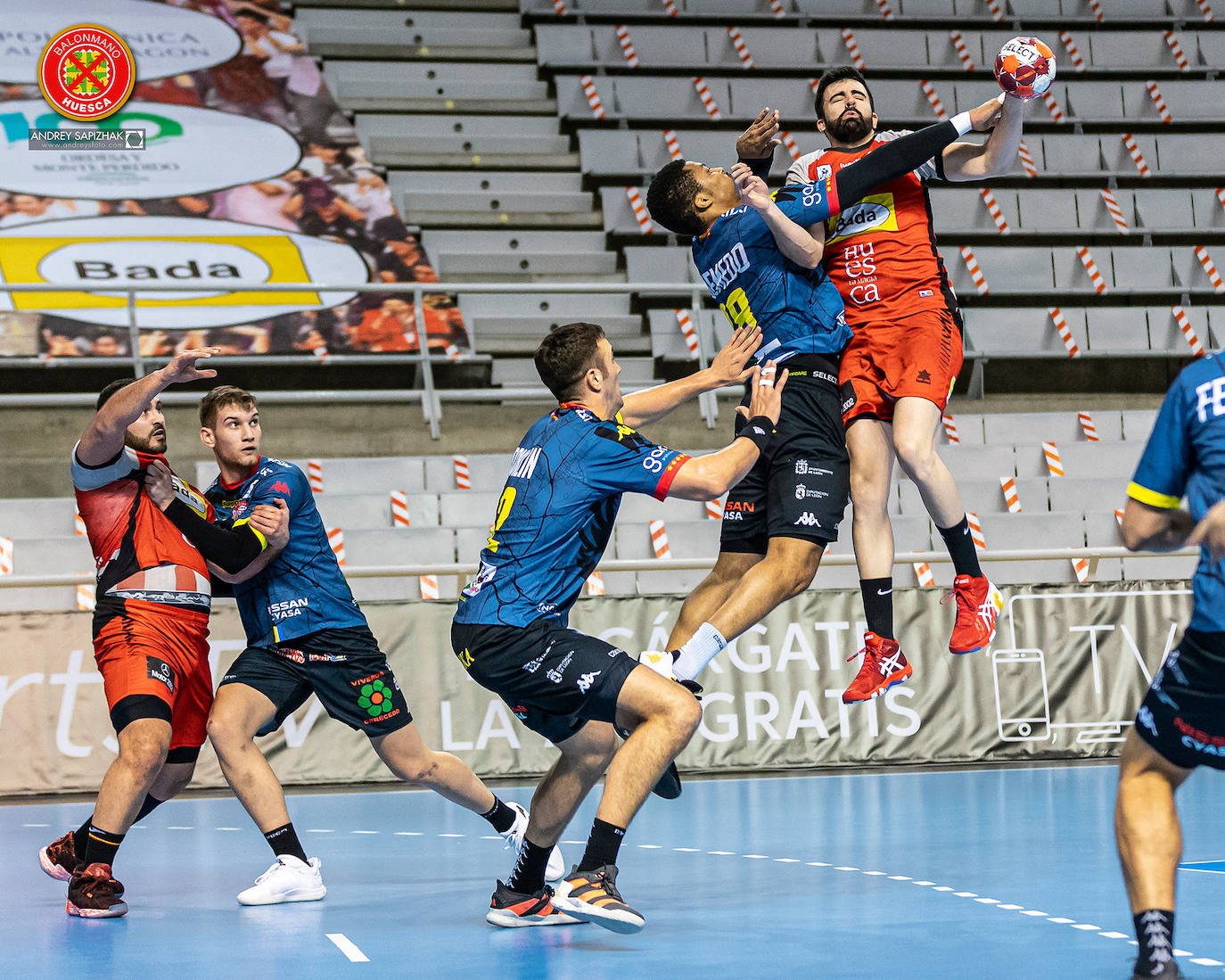 El Ademar se quedó fuera de la Copa Sacyr Asobal tras caer en Huesca. 