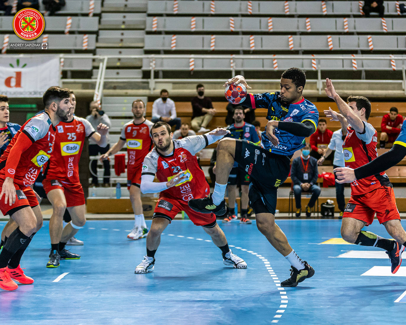 El Ademar se quedó fuera de la Copa Sacyr Asobal tras caer en Huesca. 