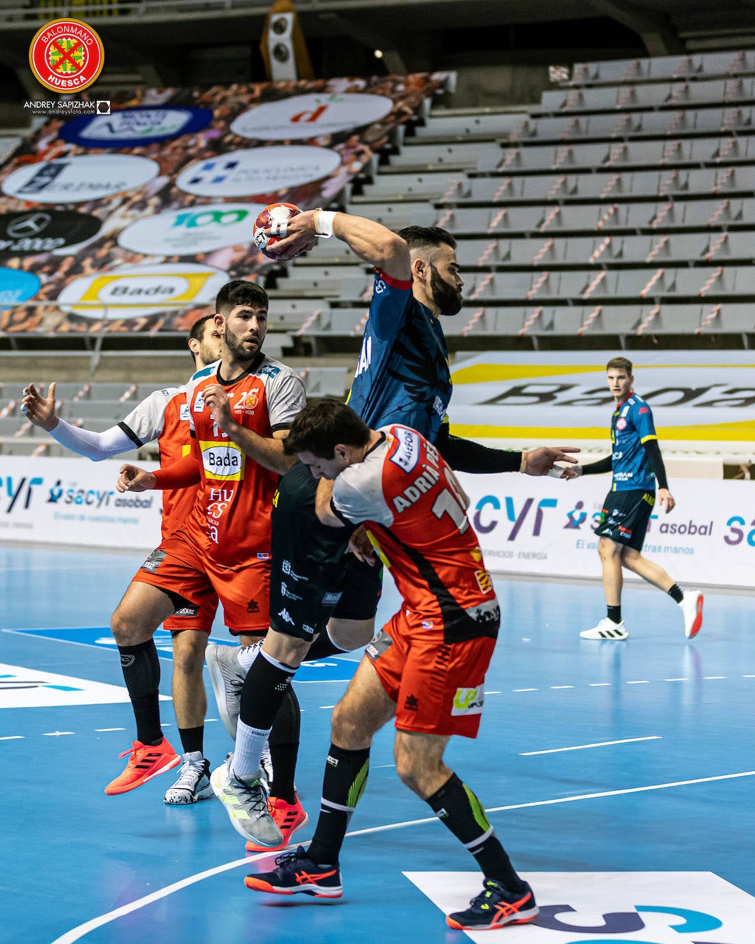 El Ademar se quedó fuera de la Copa Sacyr Asobal tras caer en Huesca. 