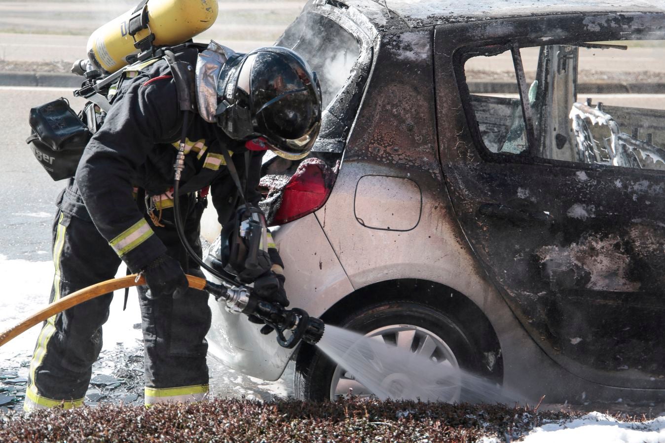 Imagen de los bomberos apagando el fuego.