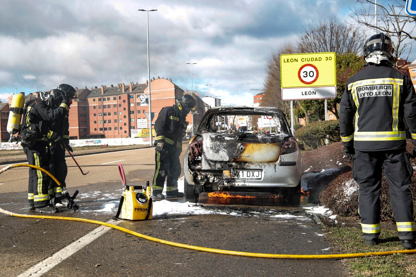 Imagen de los bomberos apagando el fuego.