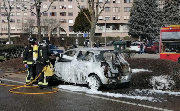 Galería. Imagen de los bomberos apagando el fuego.