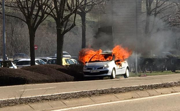 Imagen del vehículo ardiendo en el mediodía de este viernes.