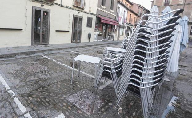 Imagen de una terraza en el centro de León capital, con sus sillas recogidas. 