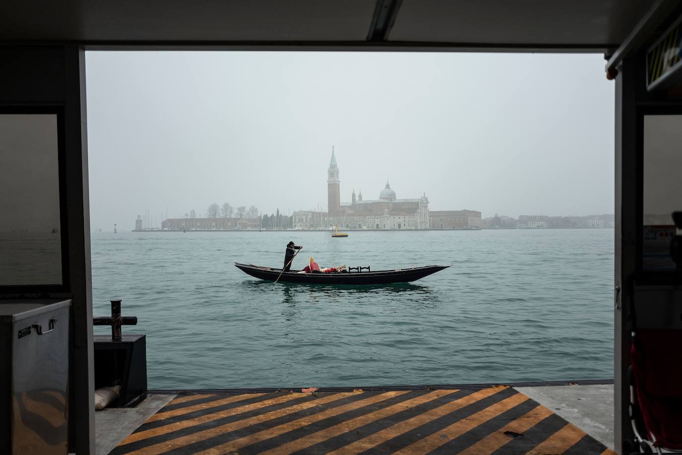 Venecia se ha quedado sin turistas. La pandemia ha castigado con fuerza esta ciudad mágica. Su famoso carnaval se ha celebrado este año en versión Covid, sin visitantes y en gran parte telemático. Antes de la pandemia, el carnaval generaba unos 70 millones de euros, que gastaban unos 567.000 turistas. «Es totalmente surrealista. Lo que más me sorprende es el silencio. Durante el carnaval siempre se oye música, la gente que se divierte. Pero Venecia entre brumas sigue siendo un lugar mágico», dice Chiara Ragazzon, de 47 años. 