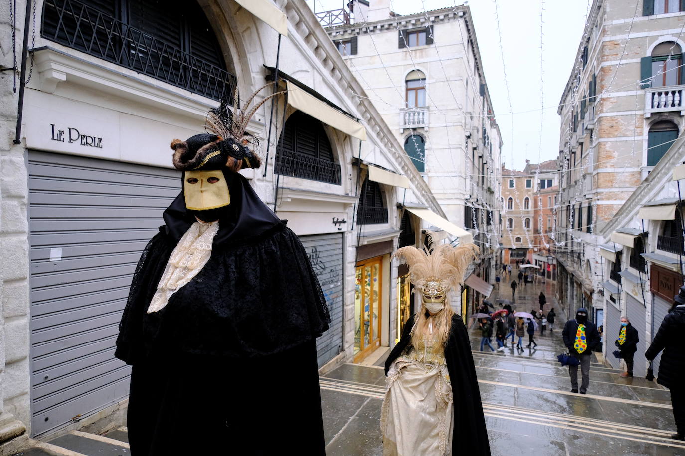 Venecia se ha quedado sin turistas. La pandemia ha castigado con fuerza esta ciudad mágica. Su famoso carnaval se ha celebrado este año en versión Covid, sin visitantes y en gran parte telemático. Antes de la pandemia, el carnaval generaba unos 70 millones de euros, que gastaban unos 567.000 turistas. «Es totalmente surrealista. Lo que más me sorprende es el silencio. Durante el carnaval siempre se oye música, la gente que se divierte. Pero Venecia entre brumas sigue siendo un lugar mágico», dice Chiara Ragazzon, de 47 años. 