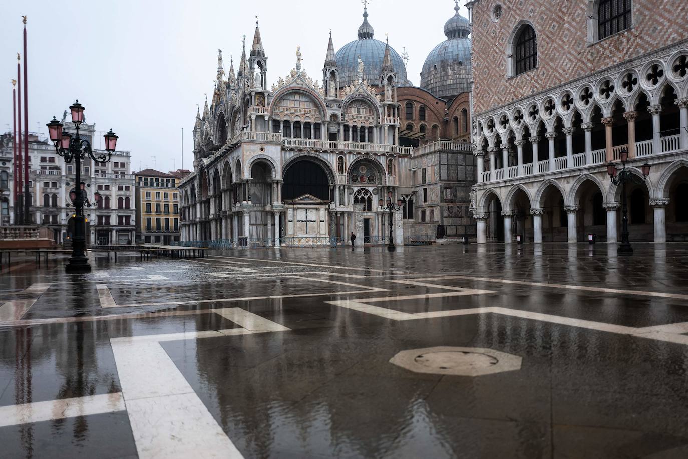 Venecia se ha quedado sin turistas. La pandemia ha castigado con fuerza esta ciudad mágica. Su famoso carnaval se ha celebrado este año en versión Covid, sin visitantes y en gran parte telemático. Antes de la pandemia, el carnaval generaba unos 70 millones de euros, que gastaban unos 567.000 turistas. «Es totalmente surrealista. Lo que más me sorprende es el silencio. Durante el carnaval siempre se oye música, la gente que se divierte. Pero Venecia entre brumas sigue siendo un lugar mágico», dice Chiara Ragazzon, de 47 años. 