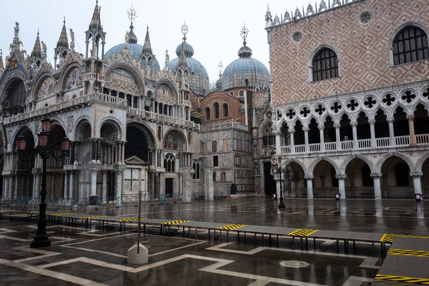 Venecia se ha quedado sin turistas. La pandemia ha castigado con fuerza esta ciudad mágica. Su famoso carnaval se ha celebrado este año en versión Covid, sin visitantes y en gran parte telemático. Antes de la pandemia, el carnaval generaba unos 70 millones de euros, que gastaban unos 567.000 turistas. «Es totalmente surrealista. Lo que más me sorprende es el silencio. Durante el carnaval siempre se oye música, la gente que se divierte. Pero Venecia entre brumas sigue siendo un lugar mágico», dice Chiara Ragazzon, de 47 años. 