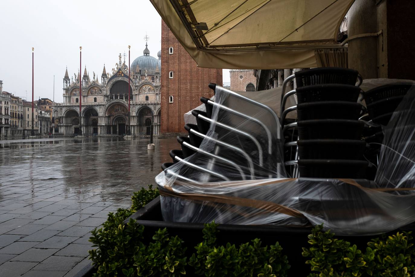 Venecia se ha quedado sin turistas. La pandemia ha castigado con fuerza esta ciudad mágica. Su famoso carnaval se ha celebrado este año en versión Covid, sin visitantes y en gran parte telemático. Antes de la pandemia, el carnaval generaba unos 70 millones de euros, que gastaban unos 567.000 turistas. «Es totalmente surrealista. Lo que más me sorprende es el silencio. Durante el carnaval siempre se oye música, la gente que se divierte. Pero Venecia entre brumas sigue siendo un lugar mágico», dice Chiara Ragazzon, de 47 años. 