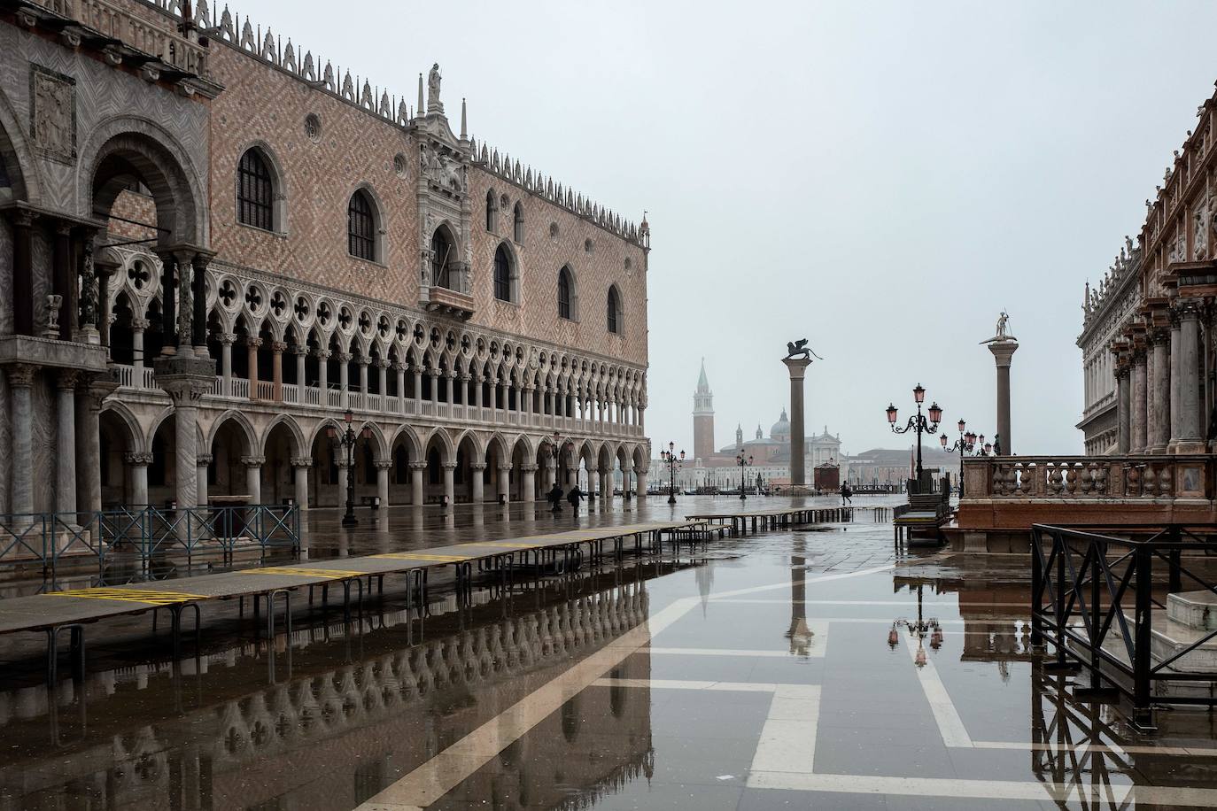 Venecia se ha quedado sin turistas. La pandemia ha castigado con fuerza esta ciudad mágica. Su famoso carnaval se ha celebrado este año en versión Covid, sin visitantes y en gran parte telemático. Antes de la pandemia, el carnaval generaba unos 70 millones de euros, que gastaban unos 567.000 turistas. «Es totalmente surrealista. Lo que más me sorprende es el silencio. Durante el carnaval siempre se oye música, la gente que se divierte. Pero Venecia entre brumas sigue siendo un lugar mágico», dice Chiara Ragazzon, de 47 años. 