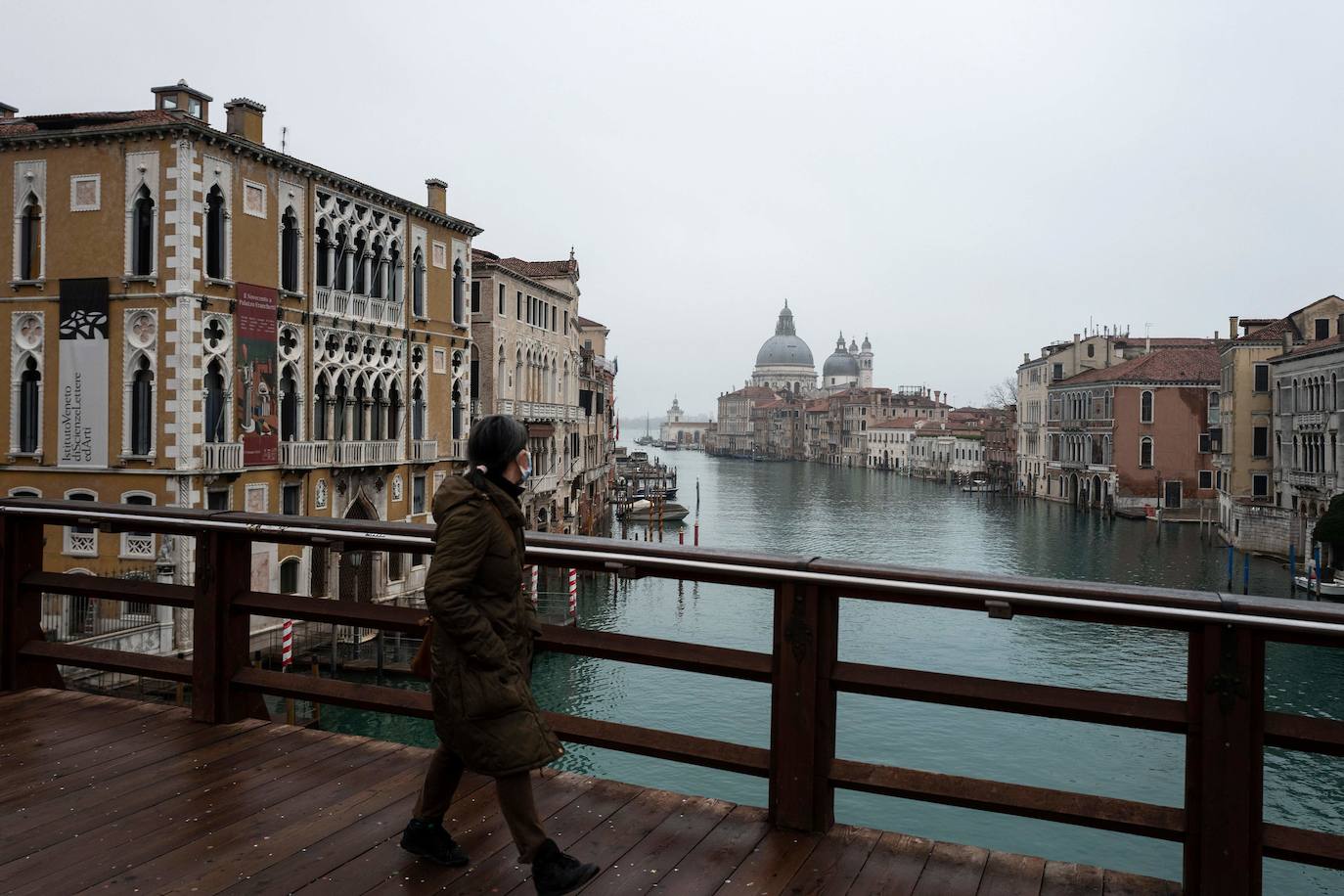 Venecia se ha quedado sin turistas. La pandemia ha castigado con fuerza esta ciudad mágica. Su famoso carnaval se ha celebrado este año en versión Covid, sin visitantes y en gran parte telemático. Antes de la pandemia, el carnaval generaba unos 70 millones de euros, que gastaban unos 567.000 turistas. «Es totalmente surrealista. Lo que más me sorprende es el silencio. Durante el carnaval siempre se oye música, la gente que se divierte. Pero Venecia entre brumas sigue siendo un lugar mágico», dice Chiara Ragazzon, de 47 años. 