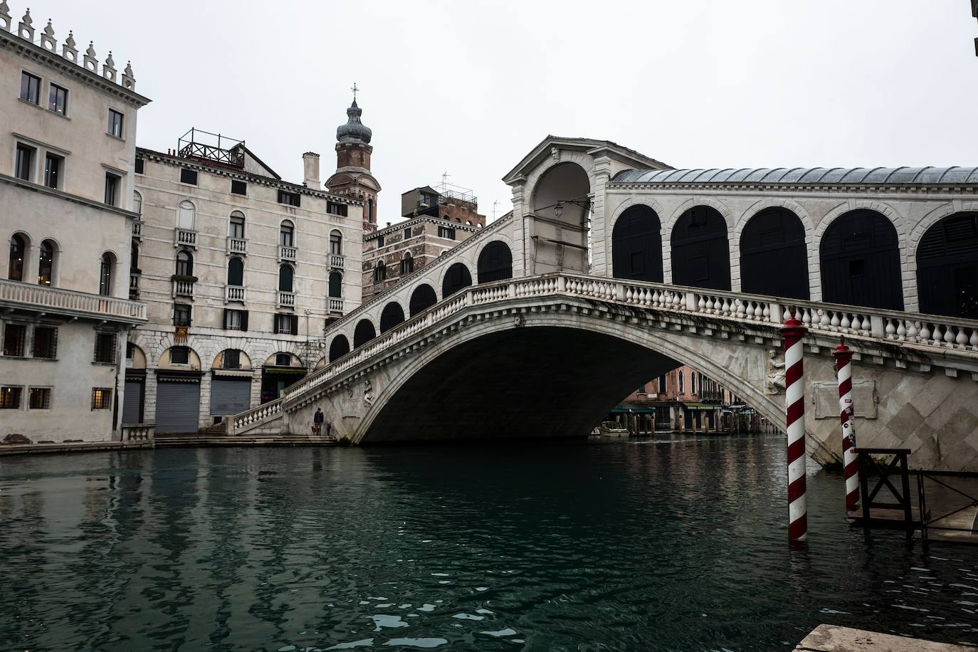 Venecia se ha quedado sin turistas. La pandemia ha castigado con fuerza esta ciudad mágica. Su famoso carnaval se ha celebrado este año en versión Covid, sin visitantes y en gran parte telemático. Antes de la pandemia, el carnaval generaba unos 70 millones de euros, que gastaban unos 567.000 turistas. «Es totalmente surrealista. Lo que más me sorprende es el silencio. Durante el carnaval siempre se oye música, la gente que se divierte. Pero Venecia entre brumas sigue siendo un lugar mágico», dice Chiara Ragazzon, de 47 años. 