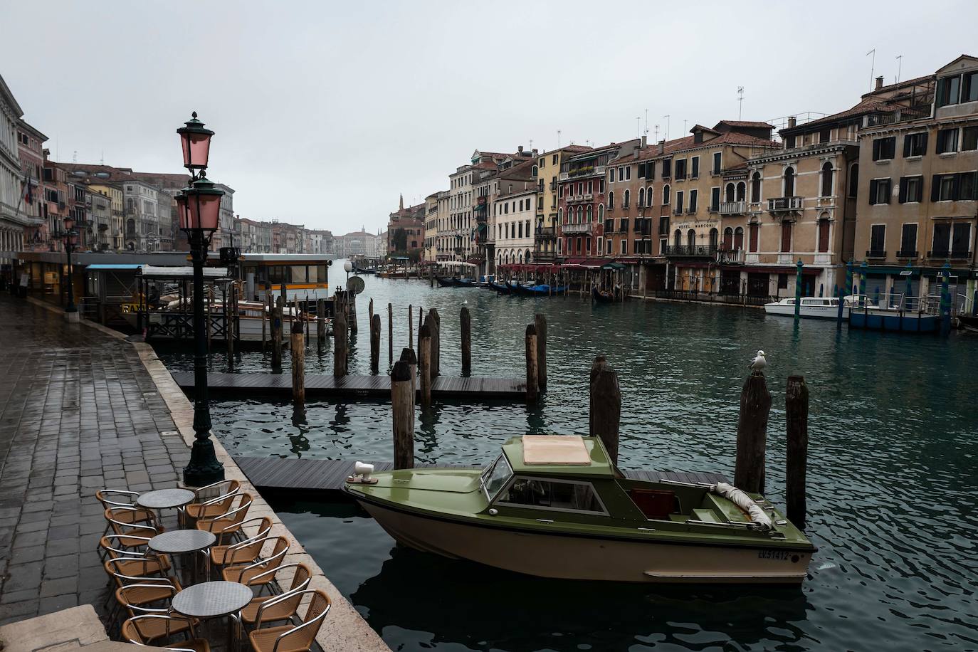 Venecia se ha quedado sin turistas. La pandemia ha castigado con fuerza esta ciudad mágica. Su famoso carnaval se ha celebrado este año en versión Covid, sin visitantes y en gran parte telemático. Antes de la pandemia, el carnaval generaba unos 70 millones de euros, que gastaban unos 567.000 turistas. «Es totalmente surrealista. Lo que más me sorprende es el silencio. Durante el carnaval siempre se oye música, la gente que se divierte. Pero Venecia entre brumas sigue siendo un lugar mágico», dice Chiara Ragazzon, de 47 años. 