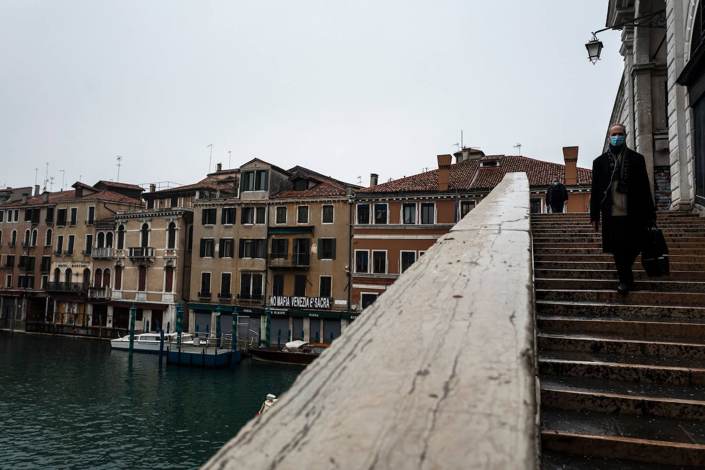 Venecia se ha quedado sin turistas. La pandemia ha castigado con fuerza esta ciudad mágica. Su famoso carnaval se ha celebrado este año en versión Covid, sin visitantes y en gran parte telemático. Antes de la pandemia, el carnaval generaba unos 70 millones de euros, que gastaban unos 567.000 turistas. «Es totalmente surrealista. Lo que más me sorprende es el silencio. Durante el carnaval siempre se oye música, la gente que se divierte. Pero Venecia entre brumas sigue siendo un lugar mágico», dice Chiara Ragazzon, de 47 años. 