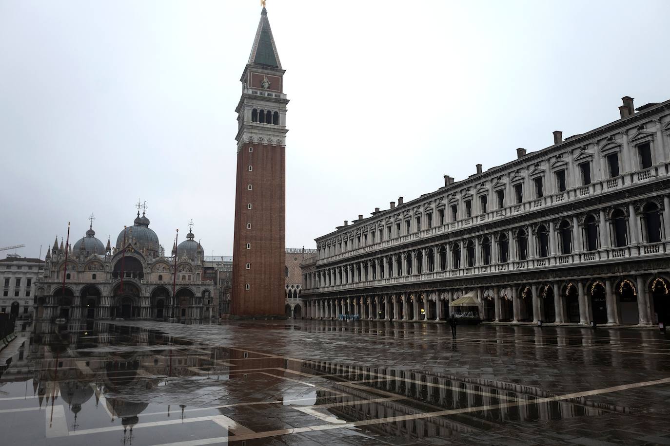 Venecia se ha quedado sin turistas. La pandemia ha castigado con fuerza esta ciudad mágica. Su famoso carnaval se ha celebrado este año en versión Covid, sin visitantes y en gran parte telemático. Antes de la pandemia, el carnaval generaba unos 70 millones de euros, que gastaban unos 567.000 turistas. «Es totalmente surrealista. Lo que más me sorprende es el silencio. Durante el carnaval siempre se oye música, la gente que se divierte. Pero Venecia entre brumas sigue siendo un lugar mágico», dice Chiara Ragazzon, de 47 años. 