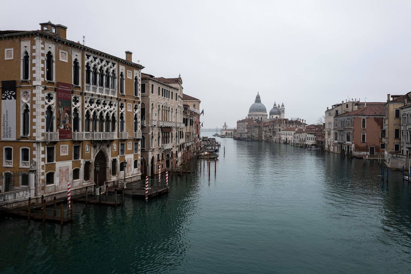 Venecia se ha quedado sin turistas. La pandemia ha castigado con fuerza esta ciudad mágica. Su famoso carnaval se ha celebrado este año en versión Covid, sin visitantes y en gran parte telemático. Antes de la pandemia, el carnaval generaba unos 70 millones de euros, que gastaban unos 567.000 turistas. «Es totalmente surrealista. Lo que más me sorprende es el silencio. Durante el carnaval siempre se oye música, la gente que se divierte. Pero Venecia entre brumas sigue siendo un lugar mágico», dice Chiara Ragazzon, de 47 años. 