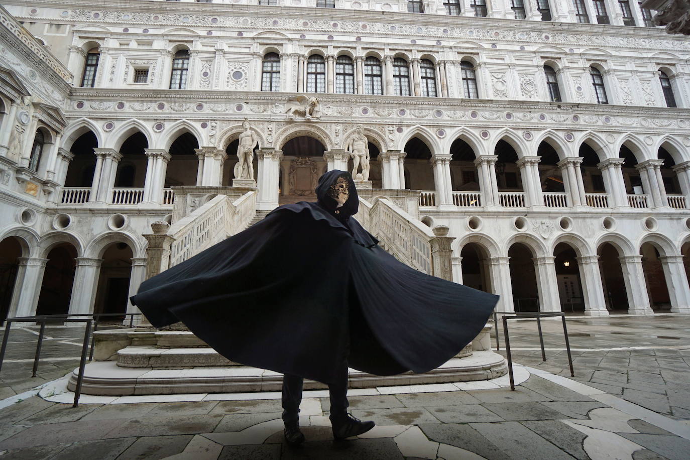 Venecia se ha quedado sin turistas. La pandemia ha castigado con fuerza esta ciudad mágica. Su famoso carnaval se ha celebrado este año en versión Covid, sin visitantes y en gran parte telemático. Antes de la pandemia, el carnaval generaba unos 70 millones de euros, que gastaban unos 567.000 turistas. «Es totalmente surrealista. Lo que más me sorprende es el silencio. Durante el carnaval siempre se oye música, la gente que se divierte. Pero Venecia entre brumas sigue siendo un lugar mágico», dice Chiara Ragazzon, de 47 años. 