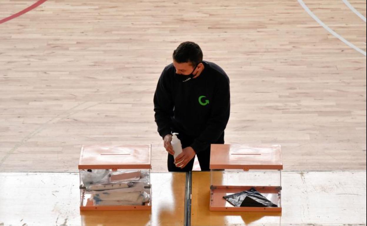 Preparación en Barcelona del dispositivo electoral para los comicios catalanes.