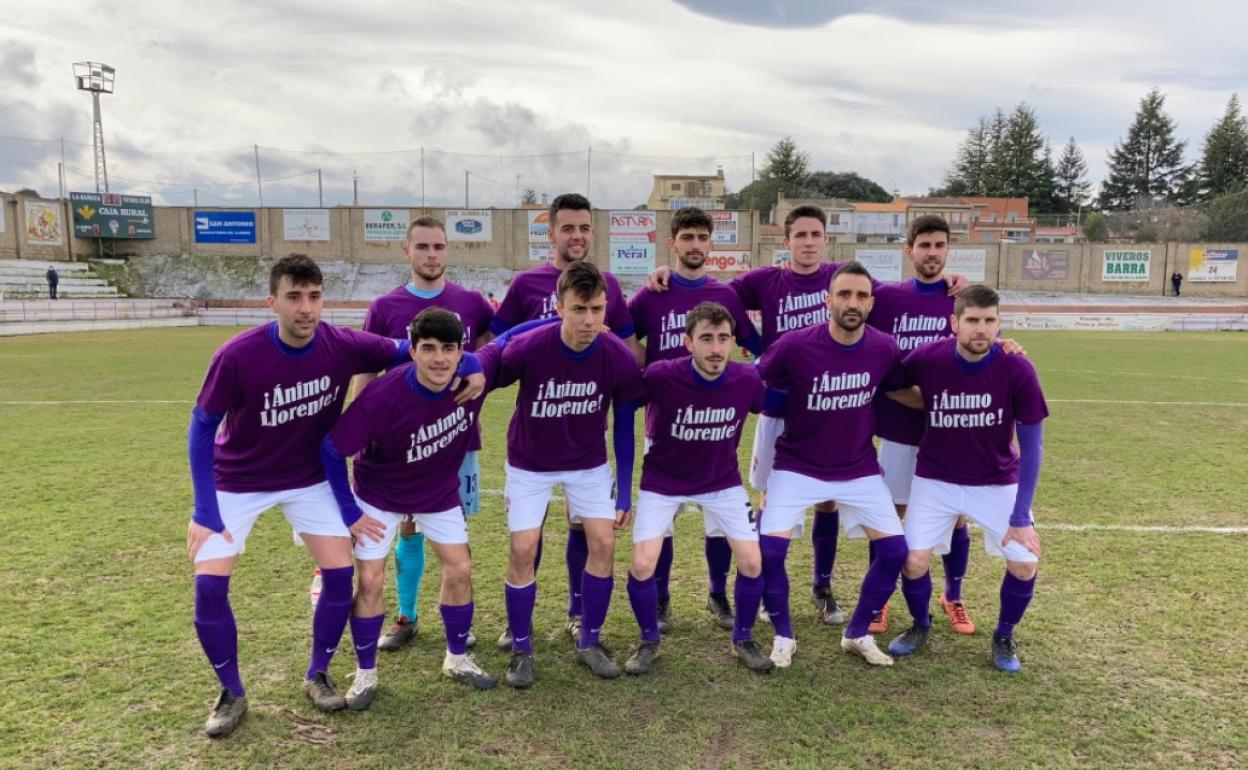 Once inicial de La Bañeza, que mandó ánimos a su compañero. 