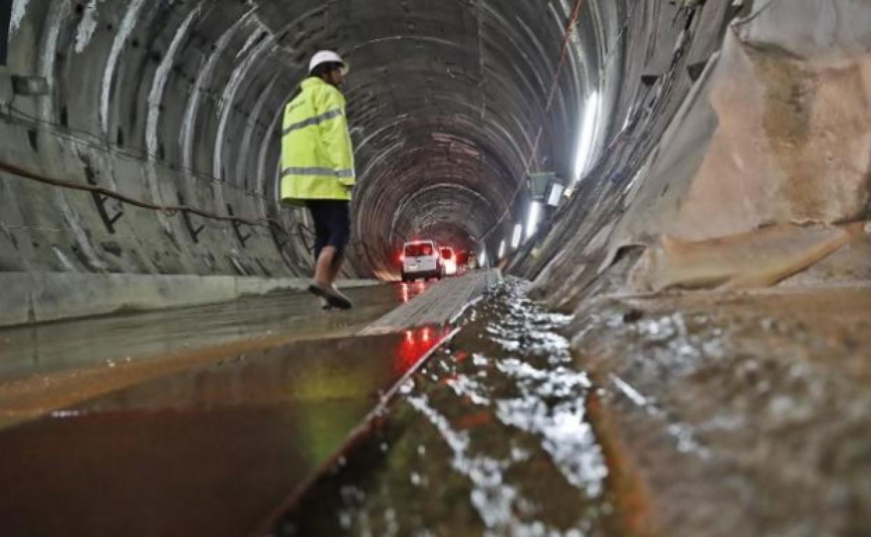 Filtraciones. El agua entra a un ritmo de 5,5 litros por segundo en cada kilómetro, algo «similar» a otros túneles. 